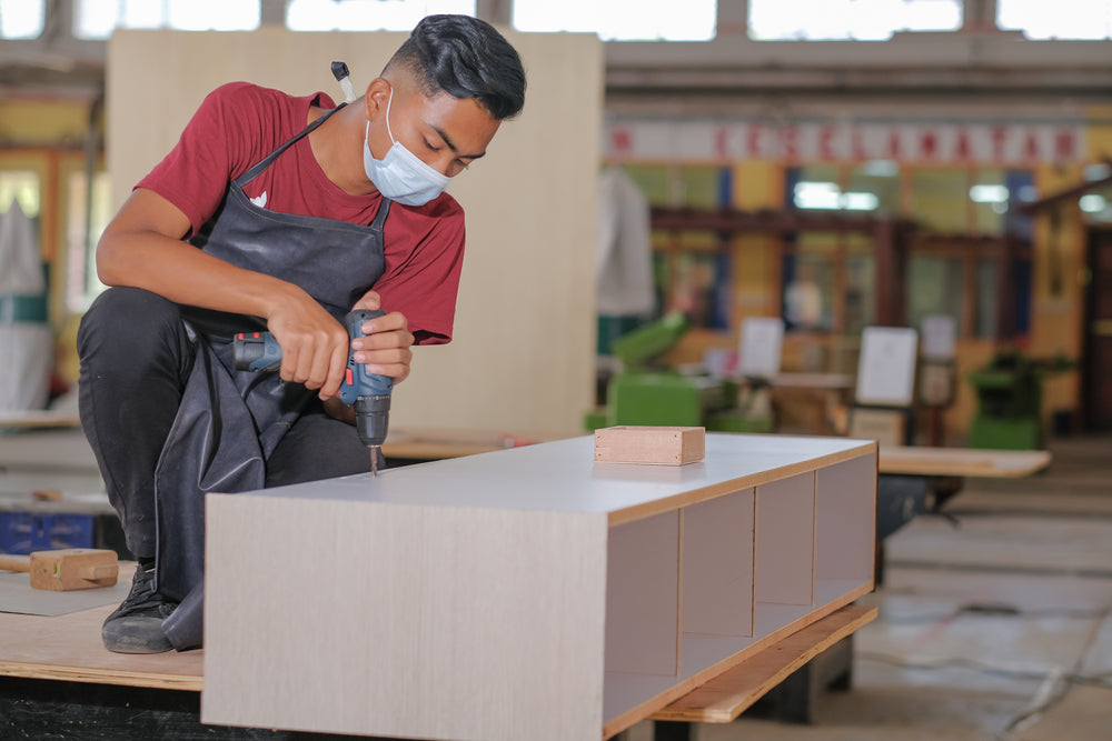 Hoe zwevend tv meubel ophangen?